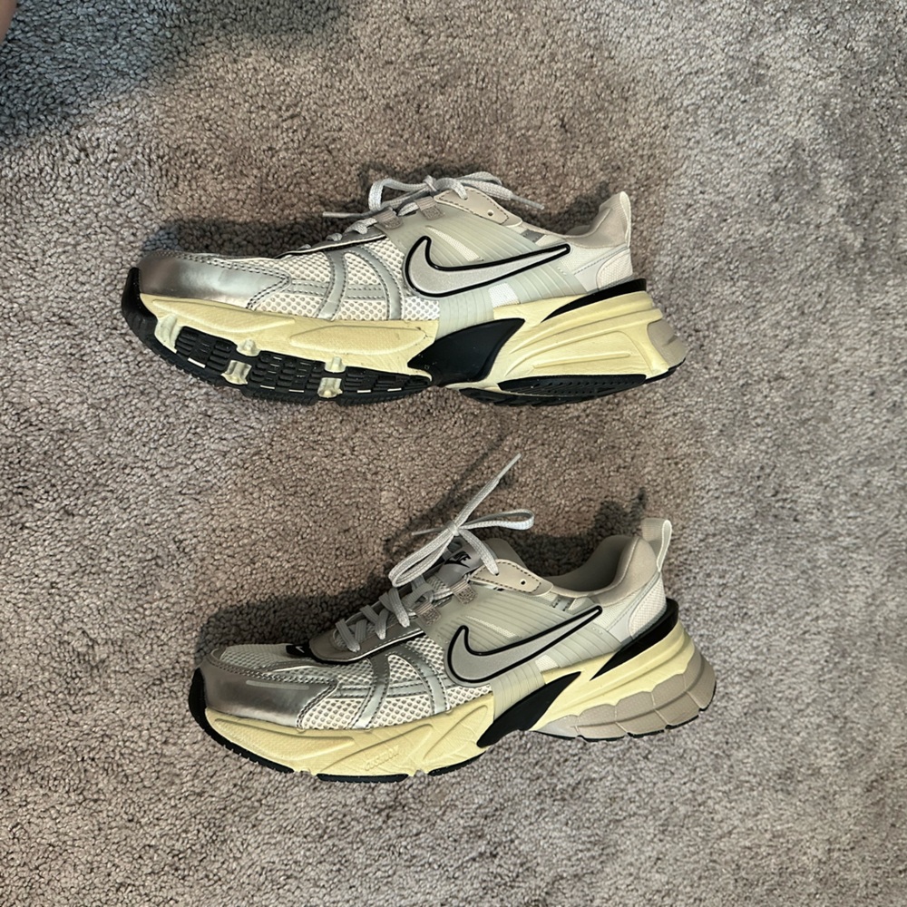 Nike V2K Run Shoes (Summit White/Pure Platinum/Light Iron Ore) Size 10